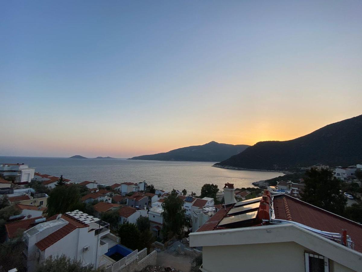 Shared Pool Flat Located 3 Min To Beach In Kalkan Apartman Kültér fotó