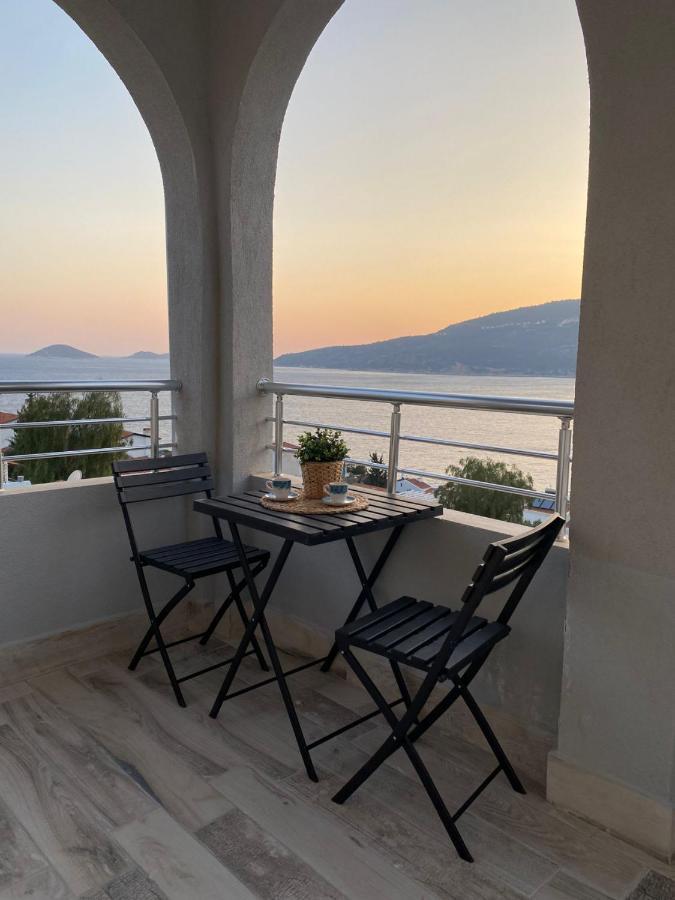 Shared Pool Flat Located 3 Min To Beach In Kalkan Apartman Kültér fotó